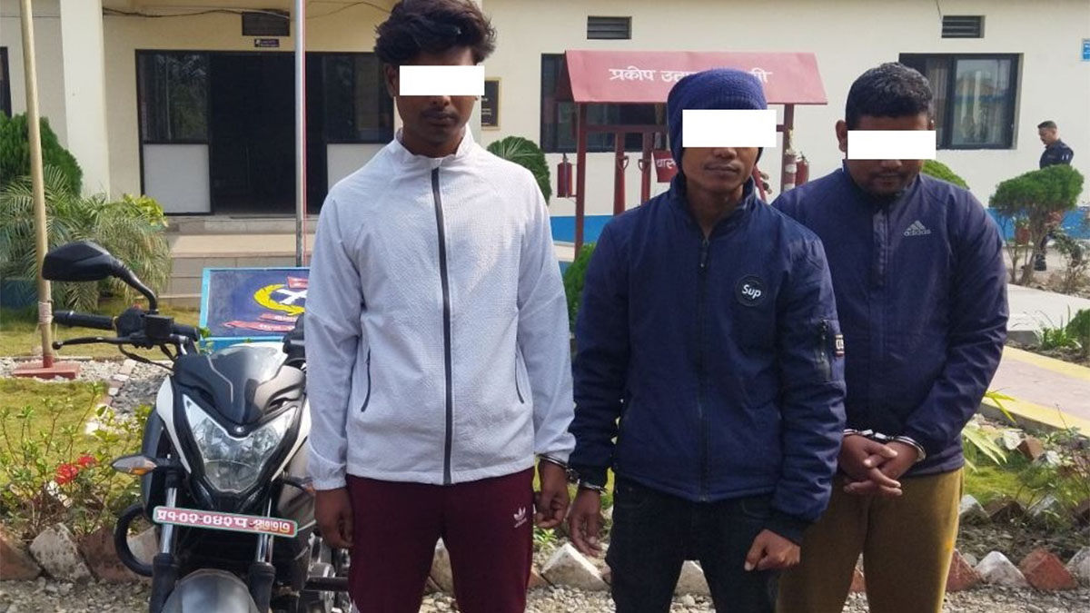 चोरीको मोटरसाइकलसहित तीन युवक पक्राउ